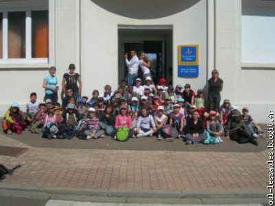 Nos deux classes devant le centre